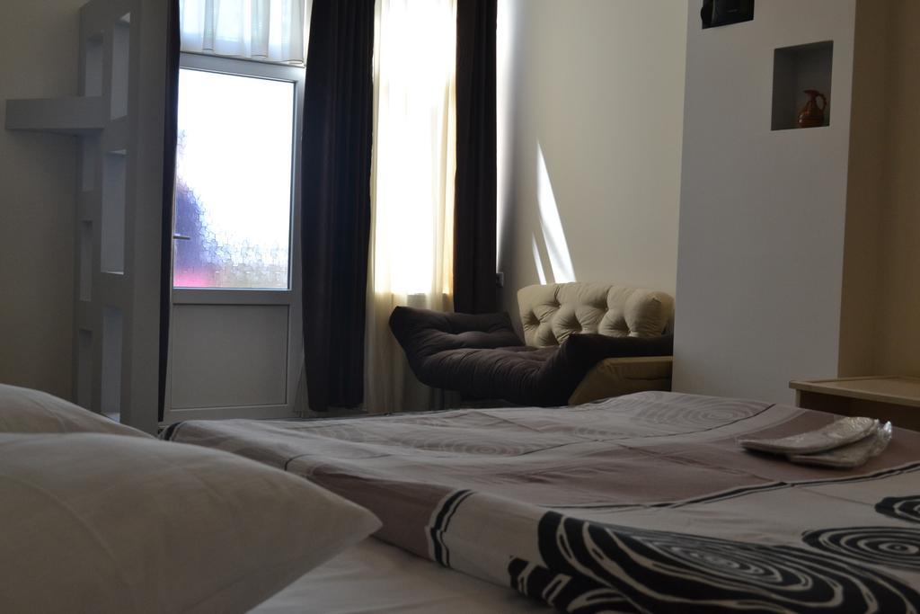 Family Apartment In Avlabari Tbilisi Buitenkant foto